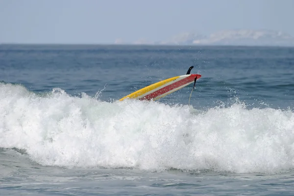 Desastre de tabla de surf amarilla — Foto de Stock