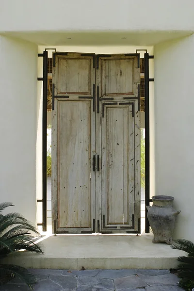 Tür aus antikem Holz — Stockfoto