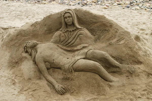 在沙子里的圣母怜子图 — 图库照片