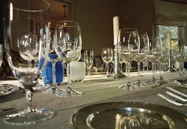 Esstisch mit Weingläsern — Stockfoto