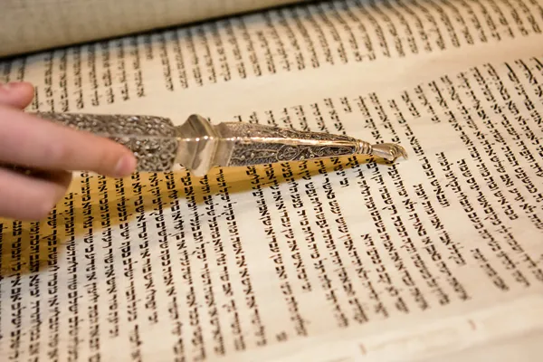 Torah lezen met een pointer — Stockfoto