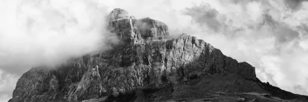 Большая горная панорама в инфракрасном диапазоне — стоковое фото