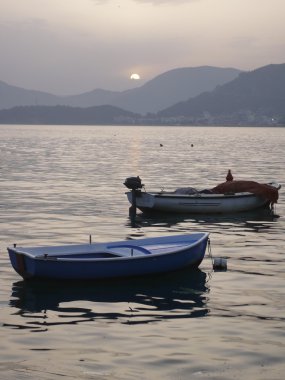 Gün batımında balıkçı tekneleri