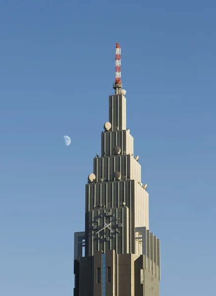 Rascacielos y luna — Foto de Stock