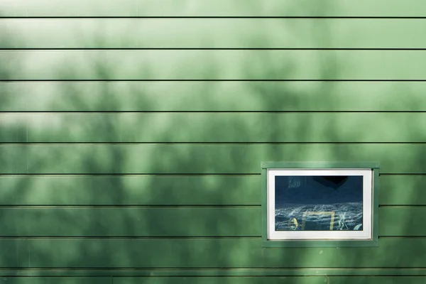 Fenster an grüner Wand — Stockfoto