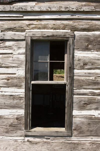 Schuur venster met oude glas — Stockfoto