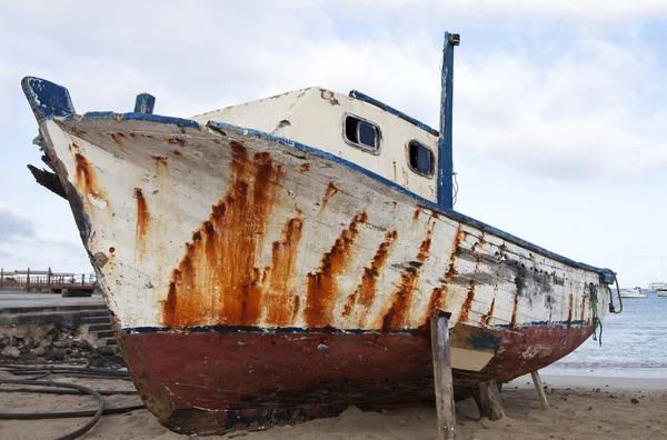 Barco viejo en la playa — Foto de Stock