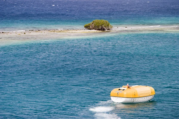 沙漠岛附近的救生艇 — 图库照片