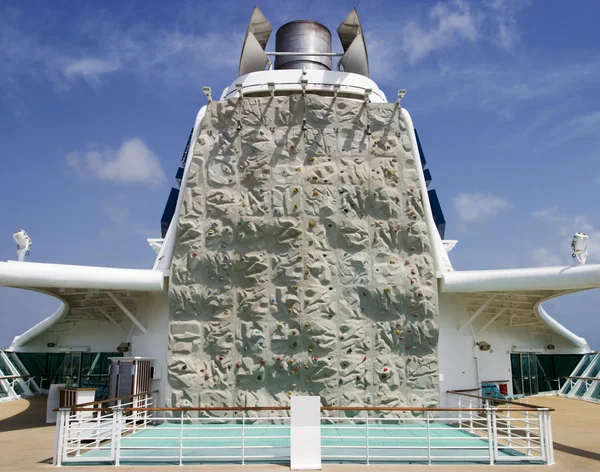 Cruiseship に壁を登る — ストック写真