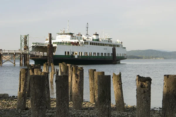 Ferry na doca — Fotografia de Stock