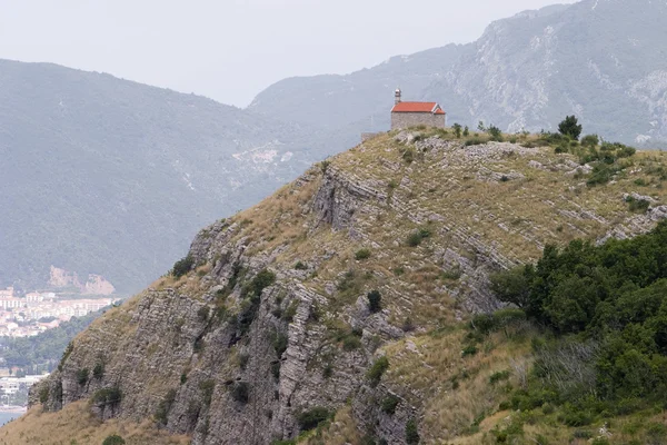 Einsame Kirche auf dem Hügel — Stockfoto