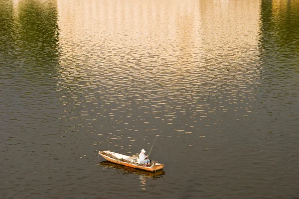 Самотній рибалка в Празі — стокове фото