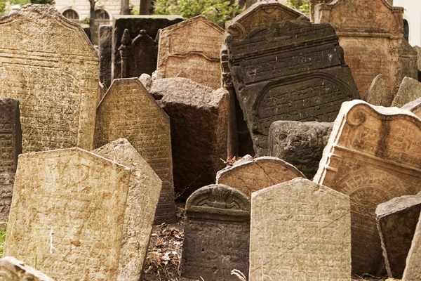 Надгробия на еврейском кладбище — стоковое фото