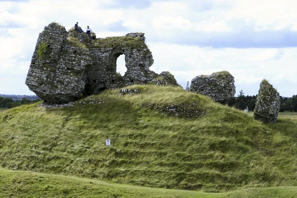 Castle Ruins With Men — Stock Photo, Image