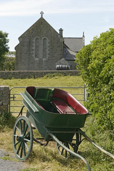 Chariot et église — Photo