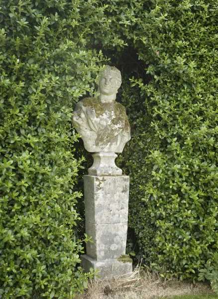 Standbeeld in tuin — Stockfoto