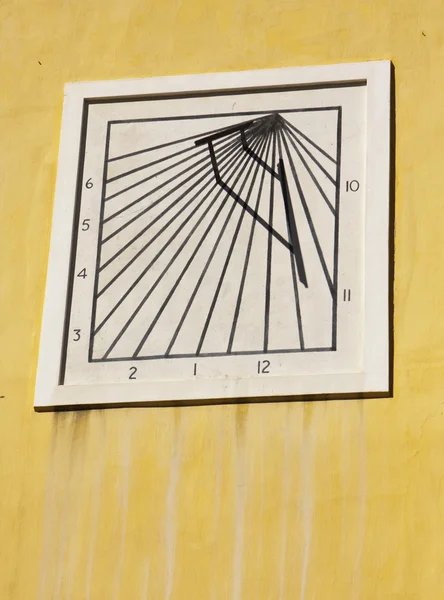 Cadran solaire sur le mur jaune — Photo