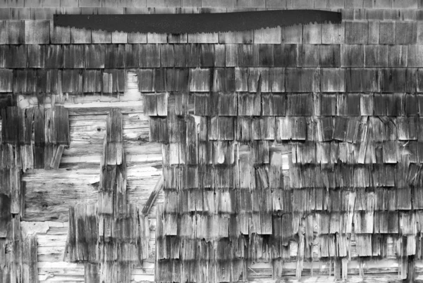Serra enferrujada na parede do celeiro — Fotografia de Stock