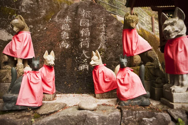 Gardiens Renards Rouges au Sanctuaire Shinto — Photo