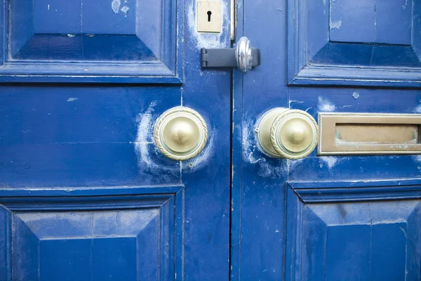 Puerta azul, perilla de bronce —  Fotos de Stock