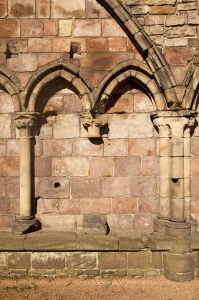Холирудское аббатство с готическими арками — стоковое фото