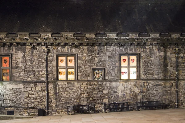 Окна Эдинбургского замка ночью — стоковое фото