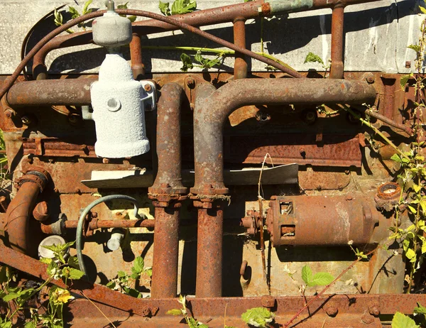 Rusty Engine With Vines — Stock Photo, Image