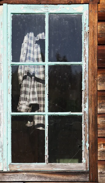 Kariertes Hemd im Fenster — Stockfoto