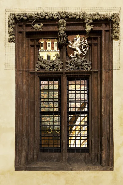 Okna s erb města Prahy — Stock fotografie