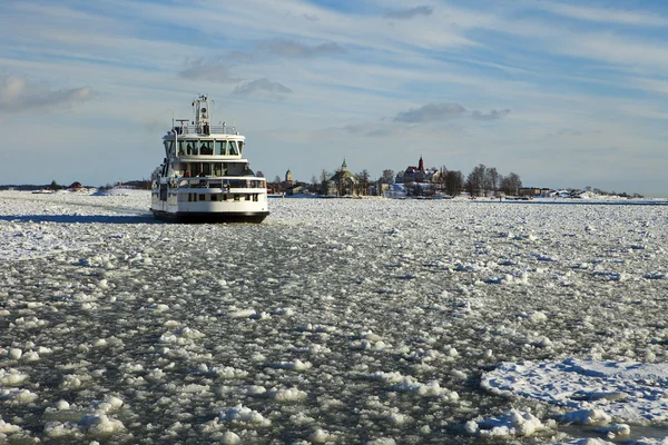 ヘルシンキ冬をフェリーします。 — ストック写真