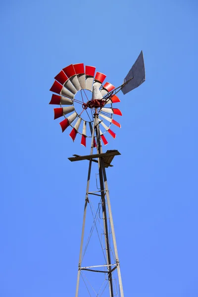 赤い羽根を持つ風車します。 — ストック写真