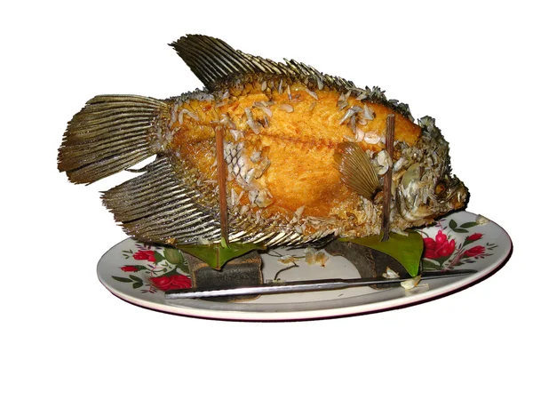 Жареная рыба, изолированная — стоковое фото