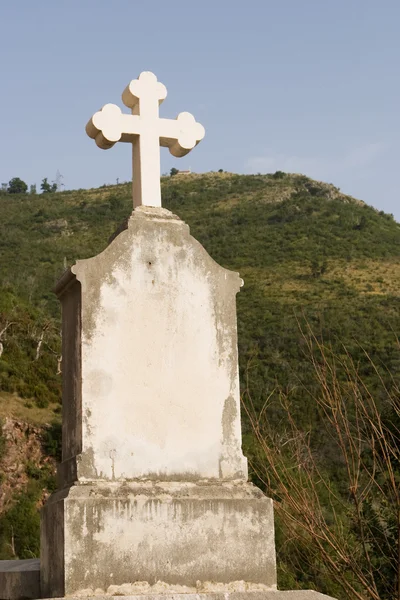 Çapraz ve mezar taşı — Stok fotoğraf