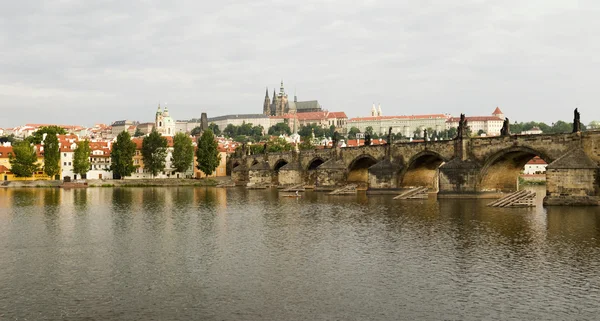 Prag flod och staden panorama — Stockfoto