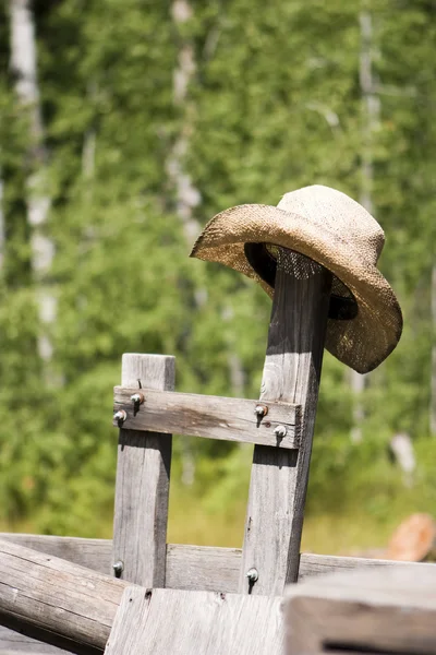 Cowboyhatt på post — Stockfoto