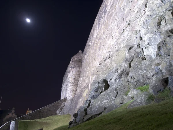 Edinburgh castle wallen nachts — Stockfoto