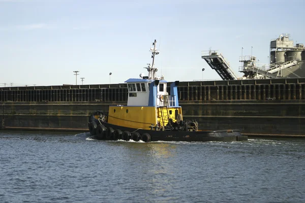 Tugboat amarillo —  Fotos de Stock