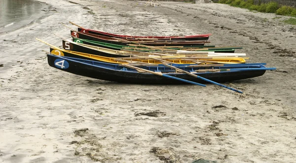 Barche a remi sulla spiaggia — Foto Stock