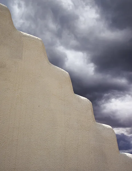 Zeď z vepřovic s bouřkovými mraky — Stock fotografie