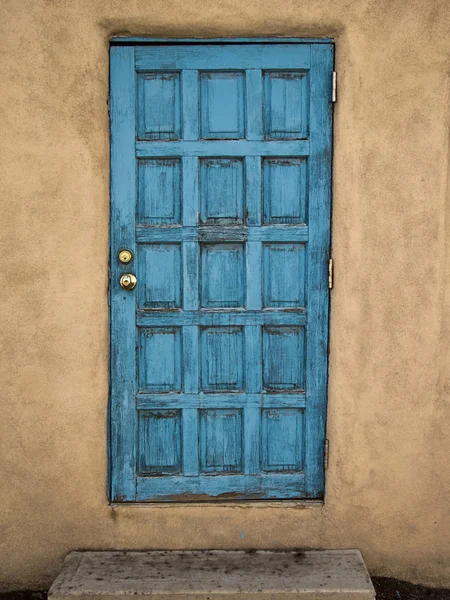 Kék ajtó, a falon sár — Stock Fotó