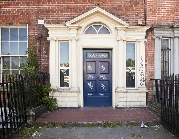 Vandale Tür in Dublin aufgebrochen — Stockfoto