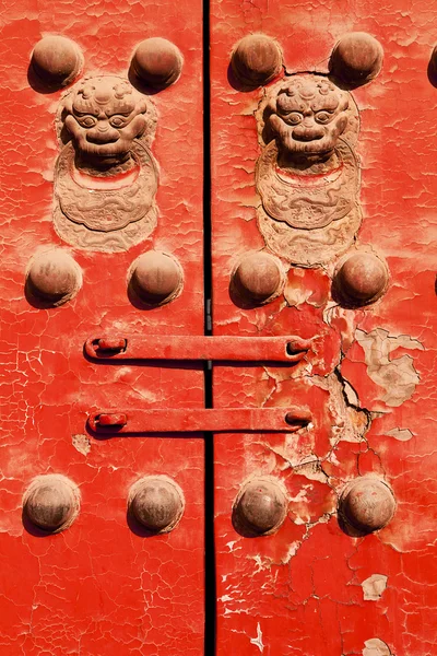 Çin aslanları ile kırmızı kapı — Stok fotoğraf