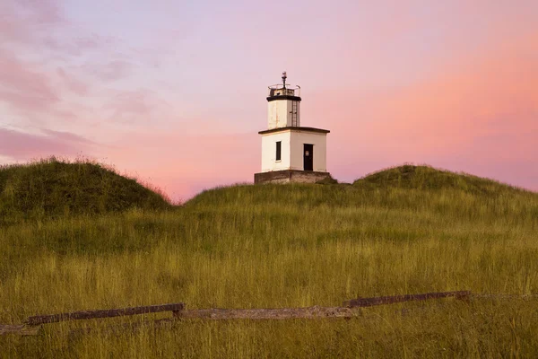 ピンクの夜明けの空と灯台 — ストック写真