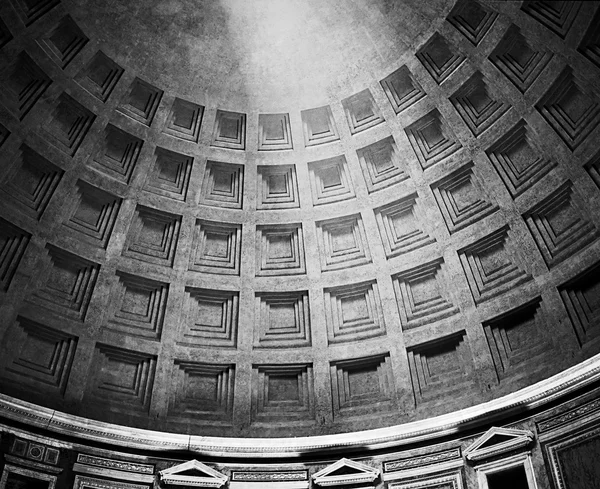 Cúpula do panteão romano com luz — Fotografia de Stock