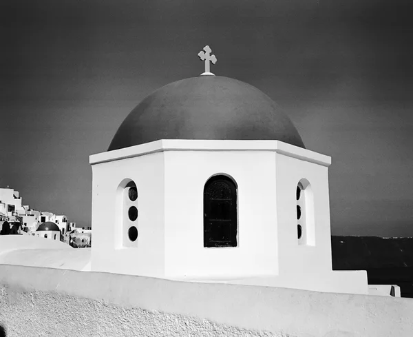 Kopuła Kościoła w oia — Zdjęcie stockowe