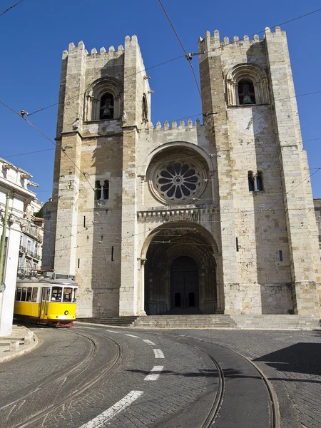 市街電車とリスボン大聖堂 — ストック写真