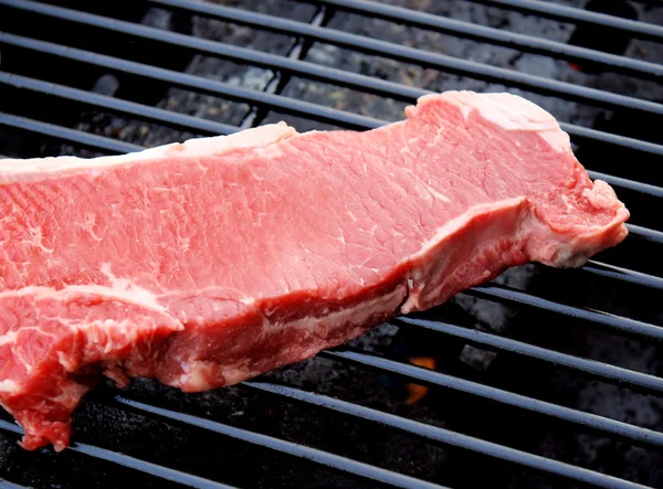 Steak de surlonge sur le gril — Photo