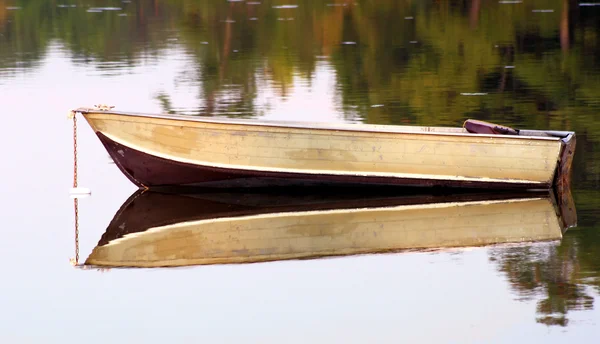 Пустая рыболовная лодка — стоковое фото