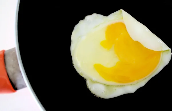 Uovo fritto nella padella antiaderente — Foto Stock