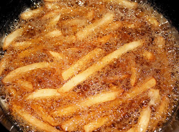Frites dans la friteuse — Photo